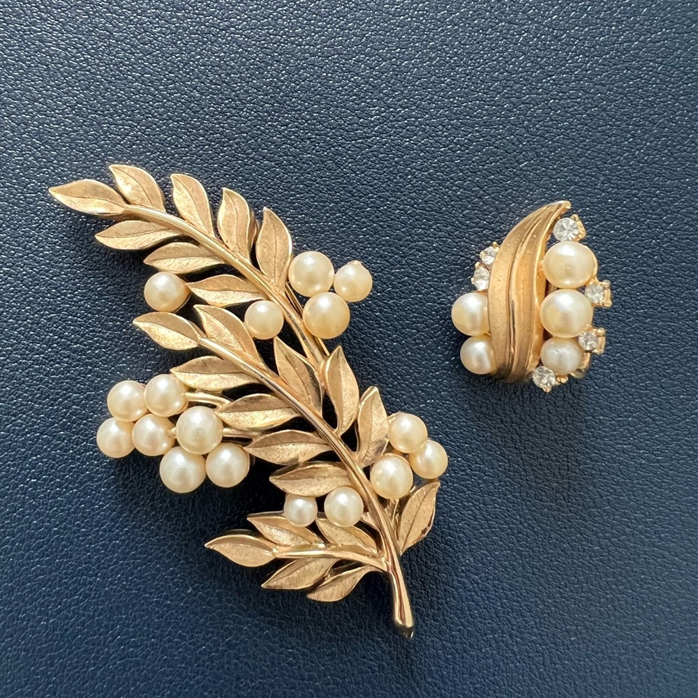 Signed Trifari Vintage Gold Tone Metal Leaf Brooch with Faux Pearls + 1 earring - Picture 2 of 8
